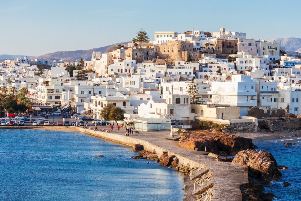 Το δημοσίευμα περιγράφει τη Νάξο ως το μεγαλύτερο νησί των Κυκλάδων, έναν προορισμό που συνδυάζει αρμονικά εντυπωσιακά τοπία, αυθεντική ελληνική φιλοξενία και πλούσια ιστορία / shutterstock