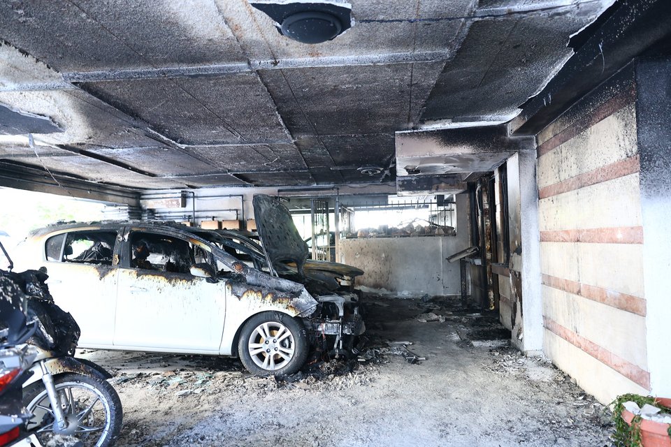 Φωτογραφία από την εμπρηστική επίθεση στην πολυκατοικία όπου διαμένει στη Θεσσαλονίκη η Αφροδίτη Νέστορα