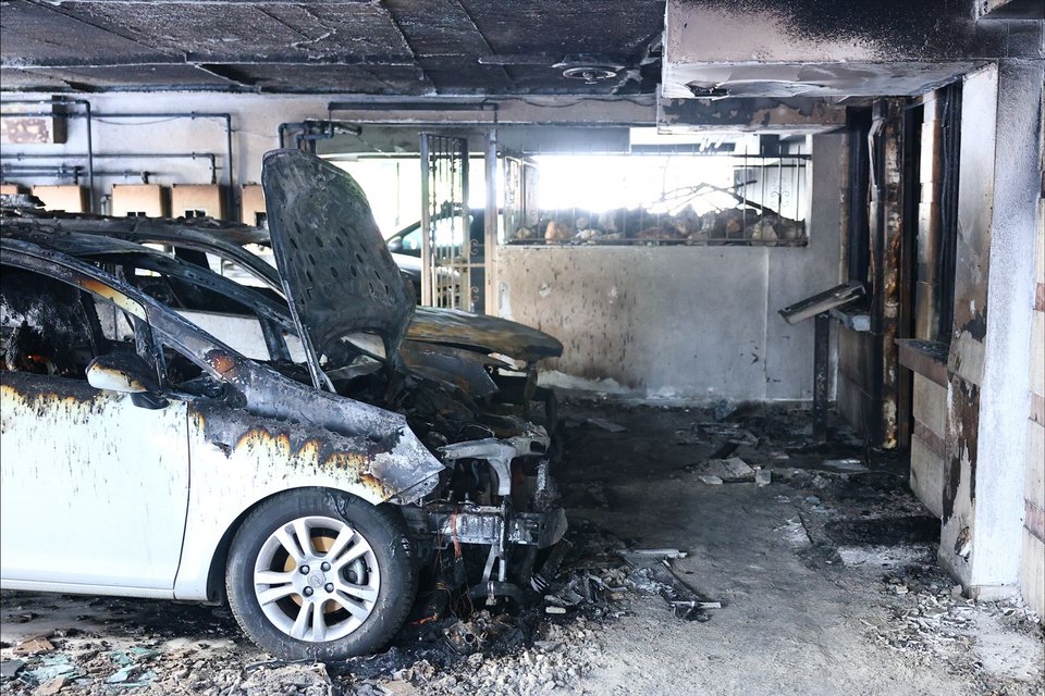 Φωτογραφία από την εμπρηστική επίθεση στην πολυκατοικία όπου διαμένει στη Θεσσαλονίκη η Αφροδίτη Νέστορα