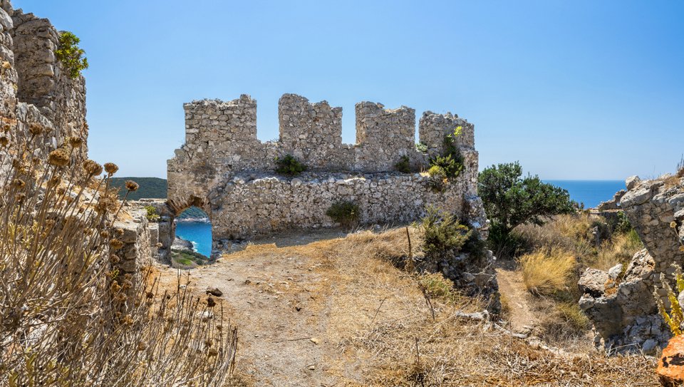 Το επιβλητικό Παλαιόκαστρο υψώνεται κοντά στην Πύλο