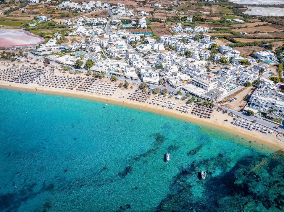 Το νησή με τις μεγάλες αμμώδεις παραλίες με τα γαλαζοπράσινα νερά / shutterstock