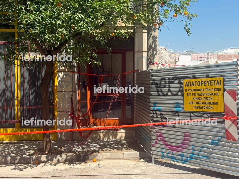Η πολυκατοικία που εκκενώθηκε στα Πετράλωνα μετά την κατάρρευση του διπλανού κτιρίου