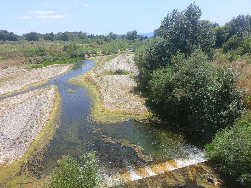 Ο φακός του ΑΠΕ-ΜΠΕ βρέθηκε στη γέφυρα Βαλομανδρίου όπου οι φωτογραφίες αποτυπώνουν το μέγεθος του προβλήματος, καθώς είναι εμφανής η πτώση της ροής του