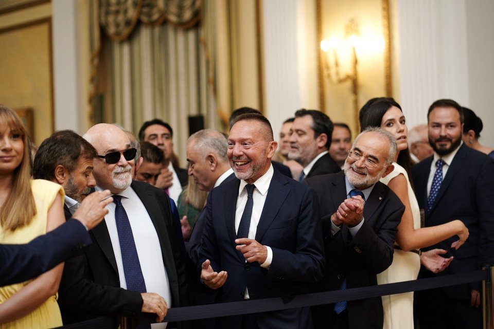 Χαμογελαστοί ο Γιάννης Στουρνάρας και ο Γιάννης Βαρδακαστάνης