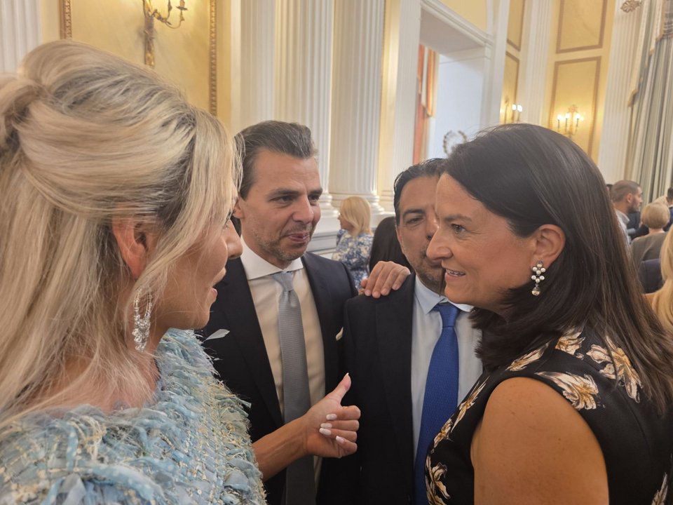 Η υπουργός Εργασίας Νίκη Κεραμέως με το ζεύγος Αποστολόπουλου