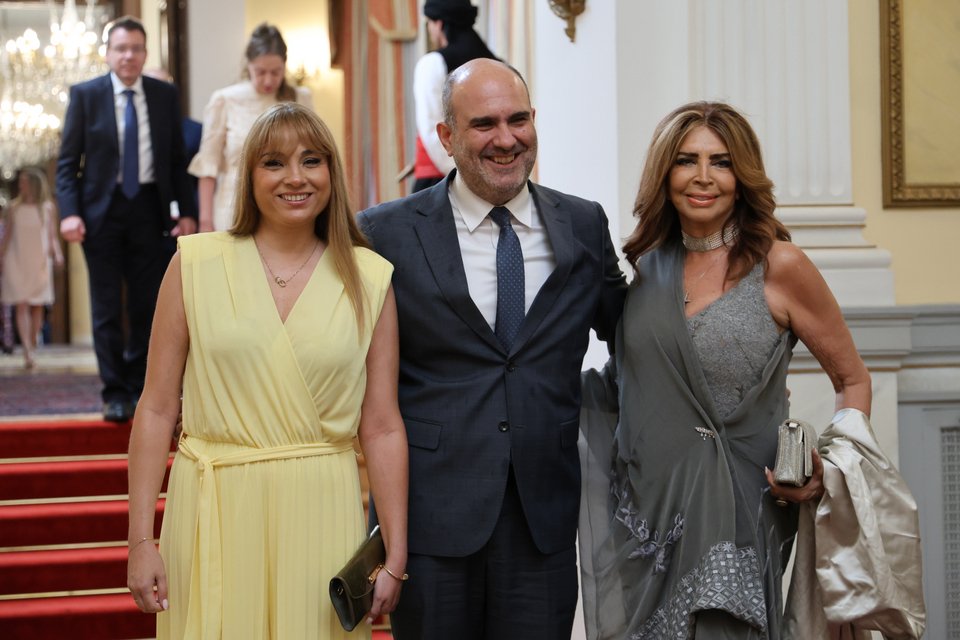 Ο υφυπουργός Οικονομικών Δημήτρης Μαρκόπουλος με τη σύζυγό του και τη Μιμή Ντενίση