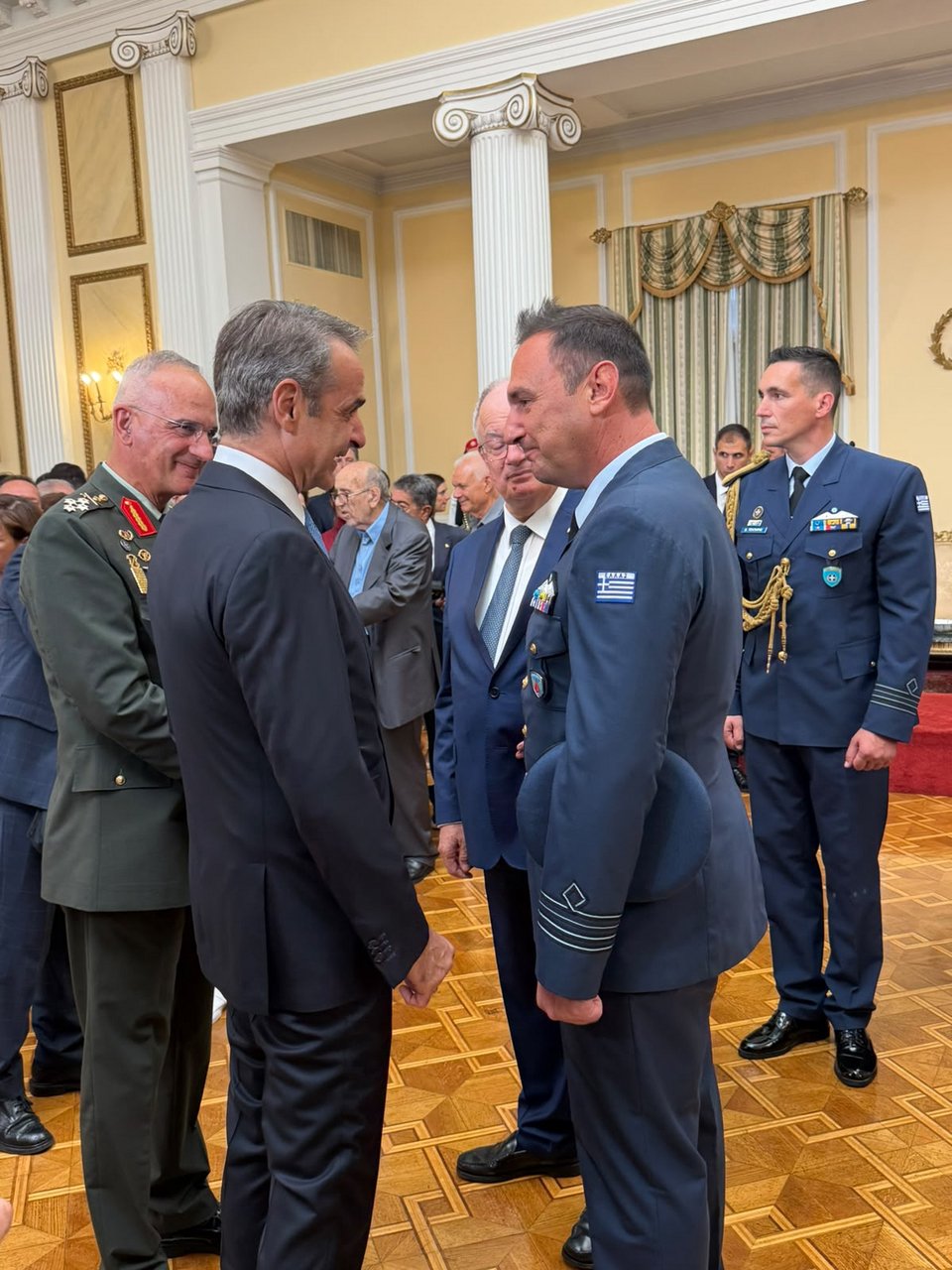 Ο Κυριάκος Μητσοτάκης συνομιλεί με τον πιλότο Γιώργο Χατζόπουλο