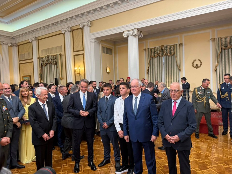 Κ. Τασούλας, Κ. Μητσοτάκης και Ν. Καλαμάνης με τους αριστούχους των Πανελλαδικών, Γ. Μυριάδη και Α. Αποστολόπουλο 