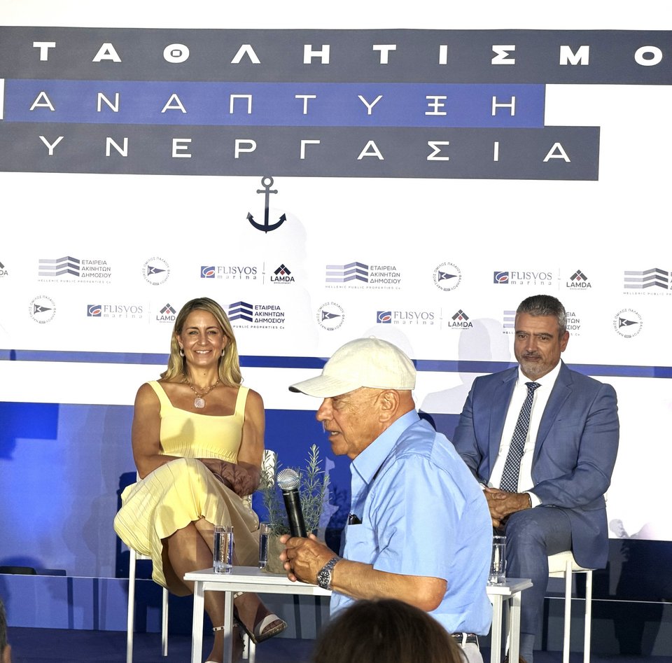 Ο εφοπλιστής Γιώργος Προκοπίου και πρόεδρος του ΝΟΕ. Στο βάθος η CEO της ΕΤΑΔ Ηρώ Χατζηγεωργίου και ο Σταύρος Κατσικάδης CEO της LAMDA Marinas Investments και πρόεδρος της Ενωσης Μαρινών Ελλάδος  / Φωτογραφία: Λητώ Μησιακούλη