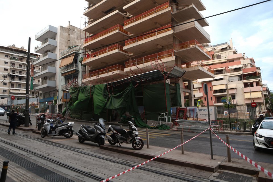 Πτώση σκαλωσιάς σε περιοχή του Πειραιά λόγω της κακοκαιρίας 