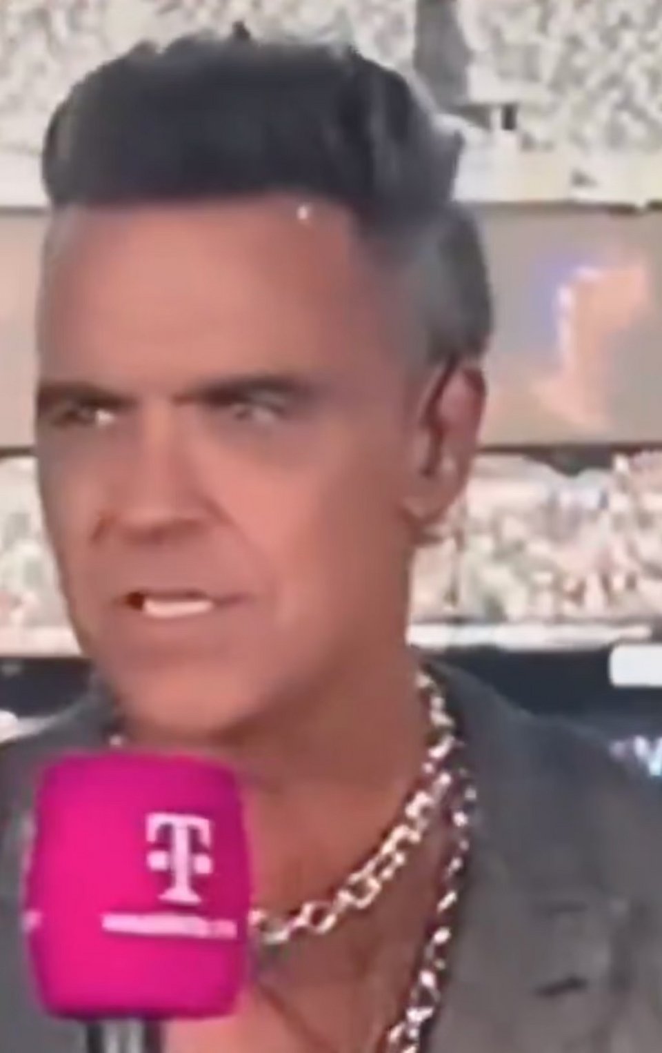 Κατά λάθος, το κόλλησε μετά στο μέτωπό του 