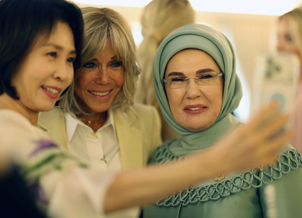 Η selfie της Εμινέ Ερντογάν με την Μπριζίτ Μακρόν και την Κιμ Χε-Κιούνγκ 