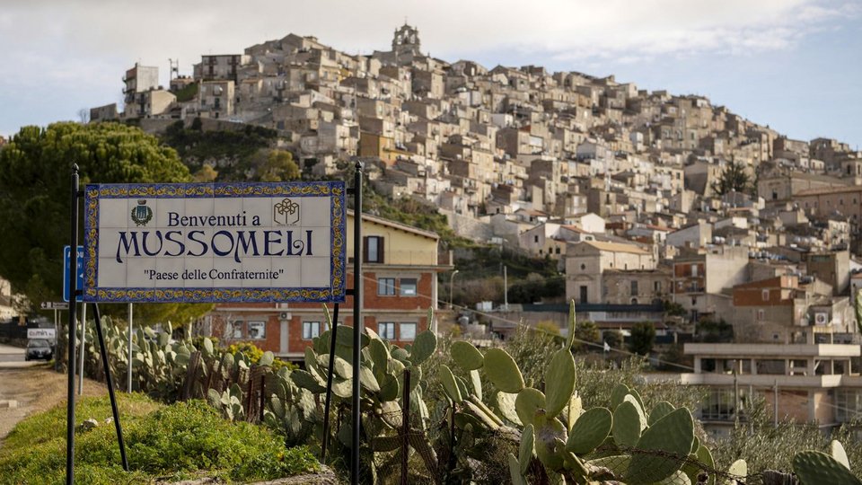 Σύμφωνα με τον πρώην δήμαρχο Τζουζέπε Κατάνια, εκεί έχουν  πουληθεί περισσότερα από 550 σπίτια του ενός ευρώ σε αγοραστές από 18  διαφορετικές χώρες, προσελκύοντας επενδύσεις εκατομμυρίων ευρώ / WIKIPEDIA