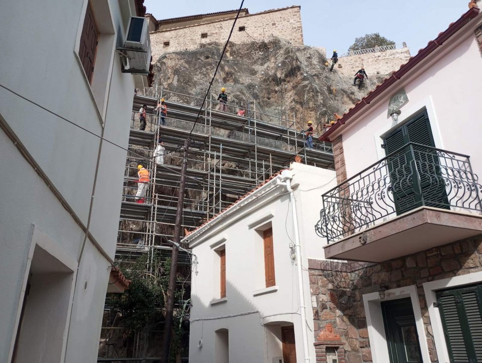 Από τις εργασίες στερέωσης των πρανών στον βράχο της Πέτρας