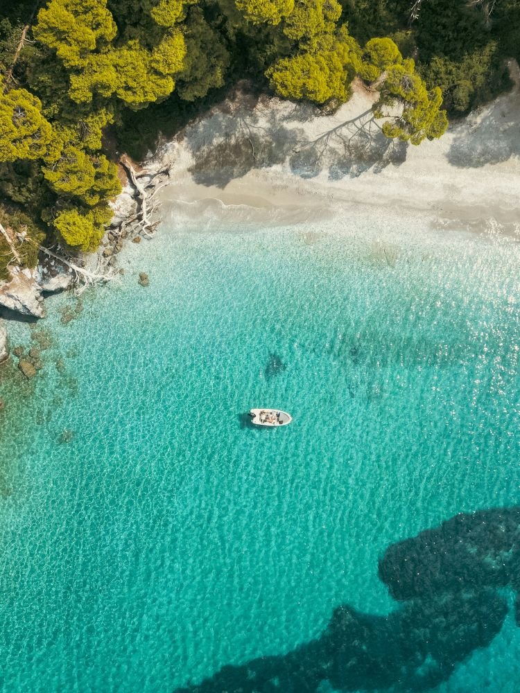 «Tα πευκοδάση συναντούν τη θάλασσα», ενώ οι παραλίες κρύβονται πίσω από ιδιαίτερους βραχώδεις σχηματισμούς» / unsplash