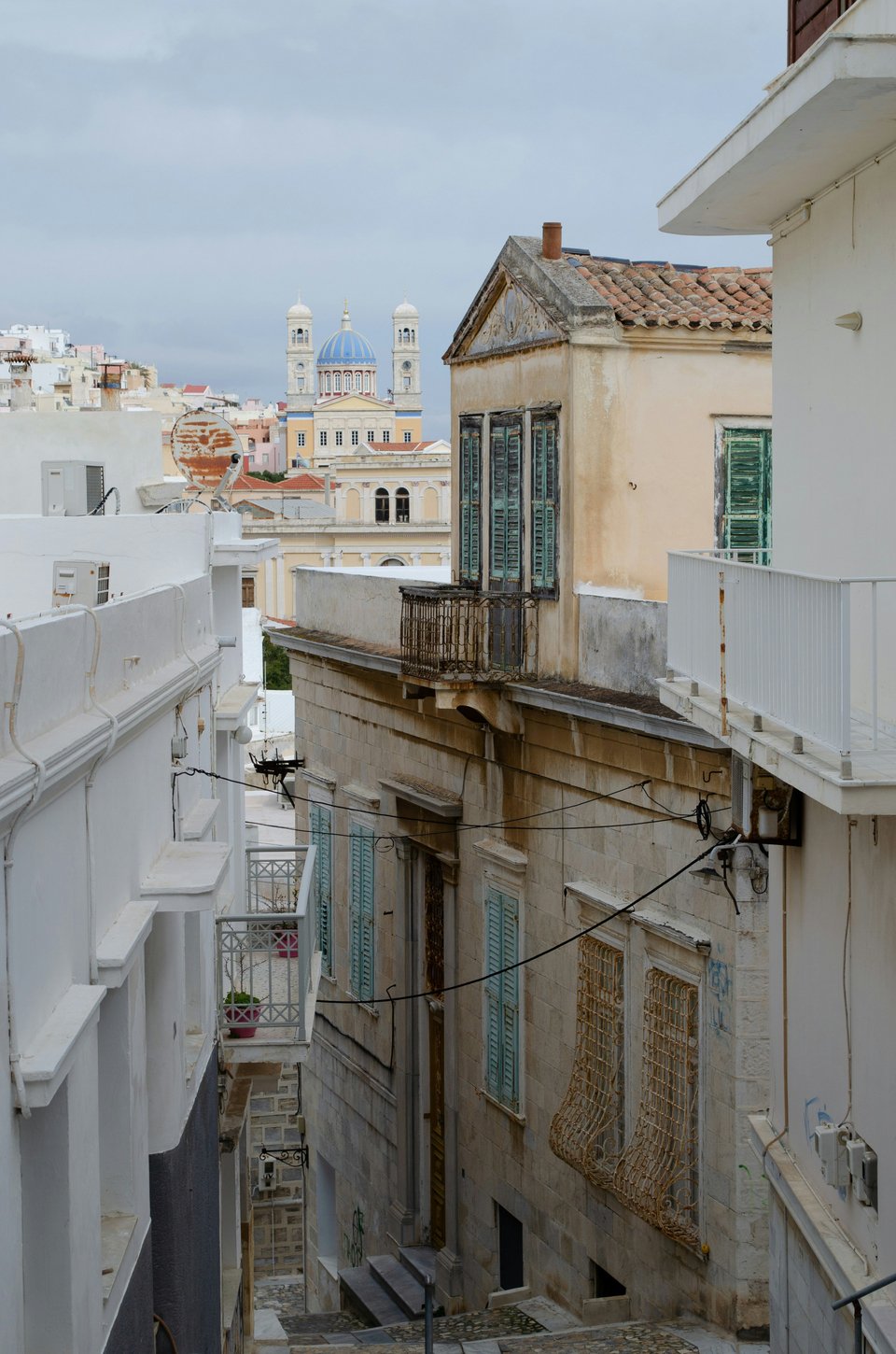 «Στους δρόμους της Ερμούπολης κρύβονται πραγματικοί θησαυροί» / unsplash