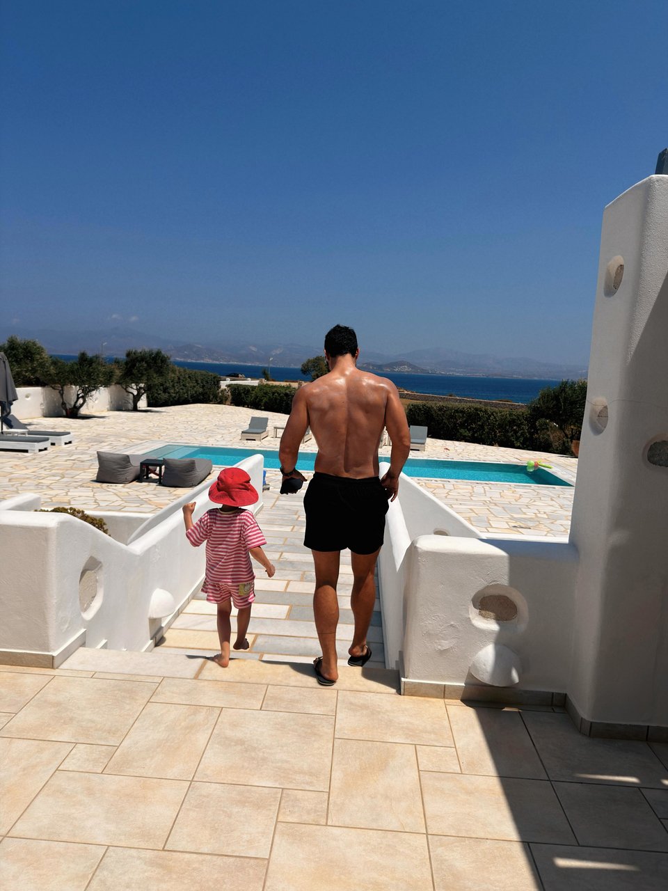 Ο Σάκης Τανιμανίδης με μία από τις κόρες τους 