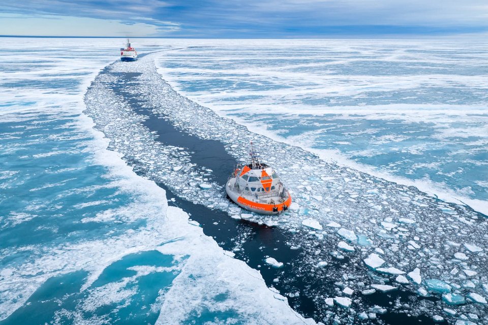 Το σκάφος ονομάζεται Tara Polar Station και ξεκινά το πρώτο ταξίδι του στο πλαίσιο του προγράμματος Tara Polaris I. Αναμένεται να αποπλεύσει από τη Γαλλία, να διασχίσει τη Μάγχη, να παραλάβει επιστήμονες στη βόρεια Νορβηγία και στη συνέχεια να κατευθυνθεί προς τα ρωσικά ύδατα / INSTAGRAM