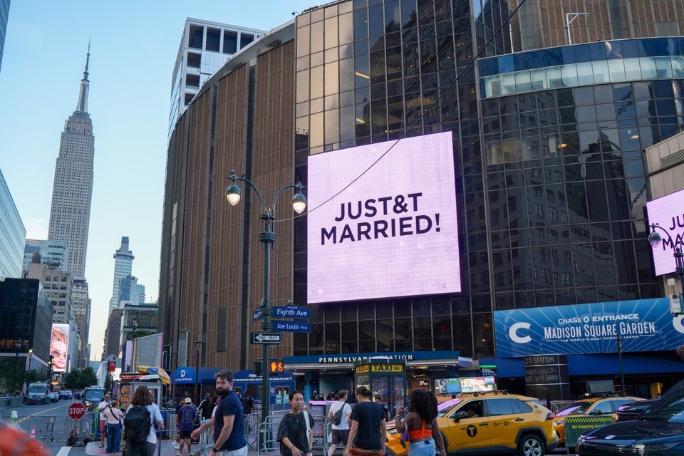 «JUST&amp;T MARRIED» έγραφε η πινακίδα έξω από το Maddison Square Garden μετά τον γάμο του ζευγαριού 