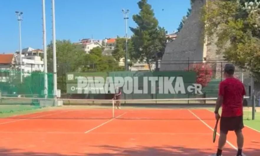 Ο υπουργός Υγείας και ο πρόεδρος του κόμματος «Δημοκράτες - Προοδευτικό Κέντρο» εθεάθησαν το πρωί της Κυριακής να παίζουν μαζί