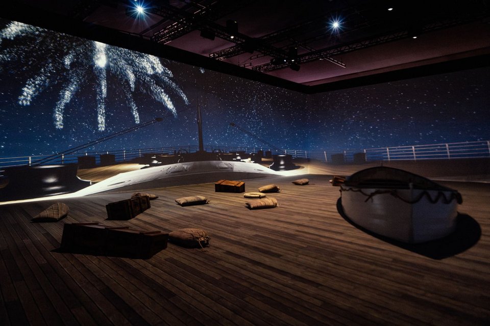 Το Titanic: An Immersive Voyage δημιουργεί μια εμπειρία που κινείται ανάμεσα στην ιστορική τεκμηρίωση και τη συναισθηματική αφήγηση  