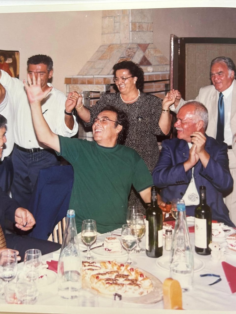 Ο Τόλης Βοσκόπουλος σε κάποιο γλέντι 