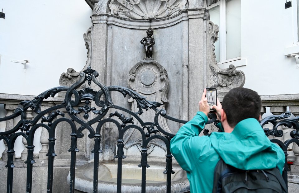 Τουρίστας βγάζει φωτογραφία το Manneken Pis