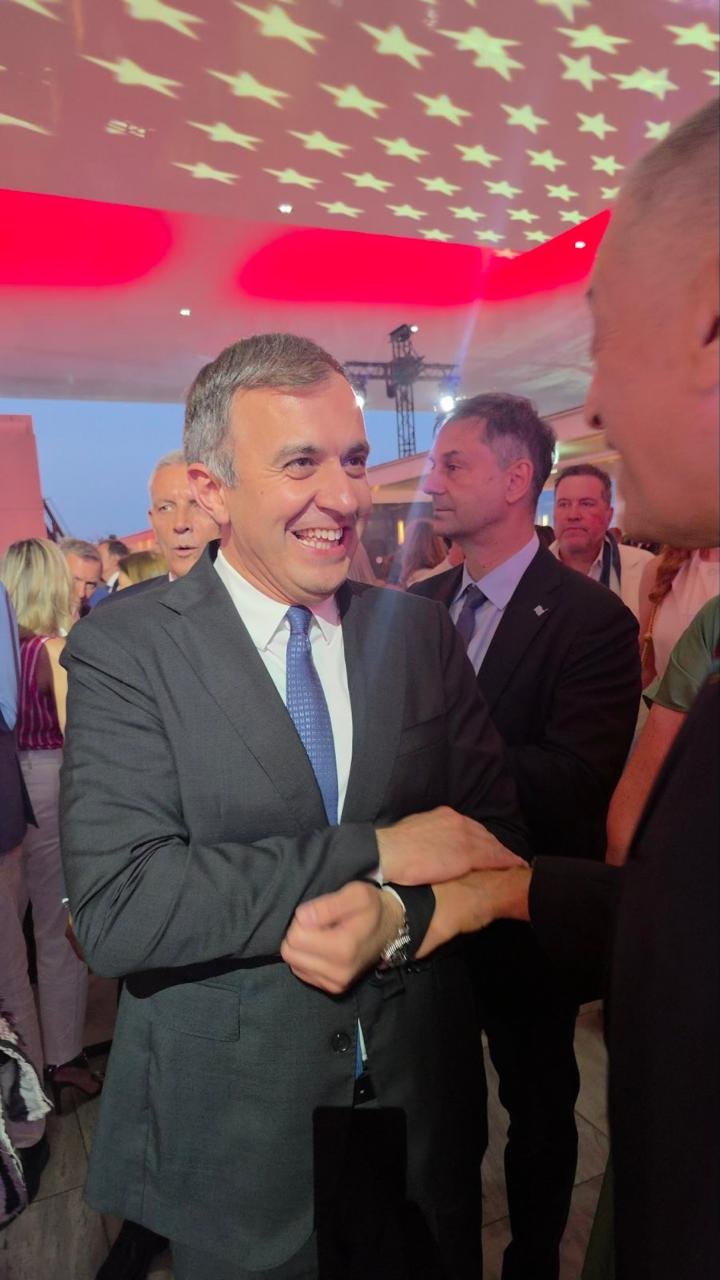 Ο Τάσος Χατζηβασιλείου με τον Χάρη Θεοχάρη (δεξιά πίσω)