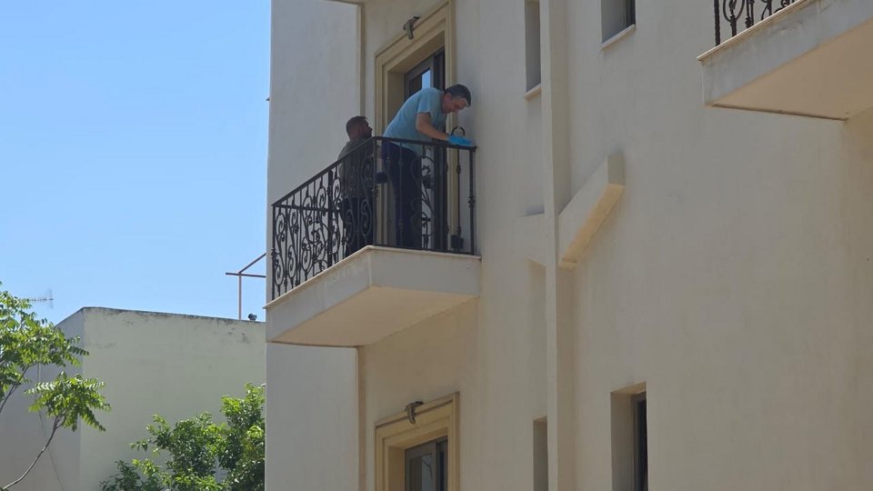 Το μπαλκόνι του ξενοδοχείου από όπου έπεσε ο 17χρονος