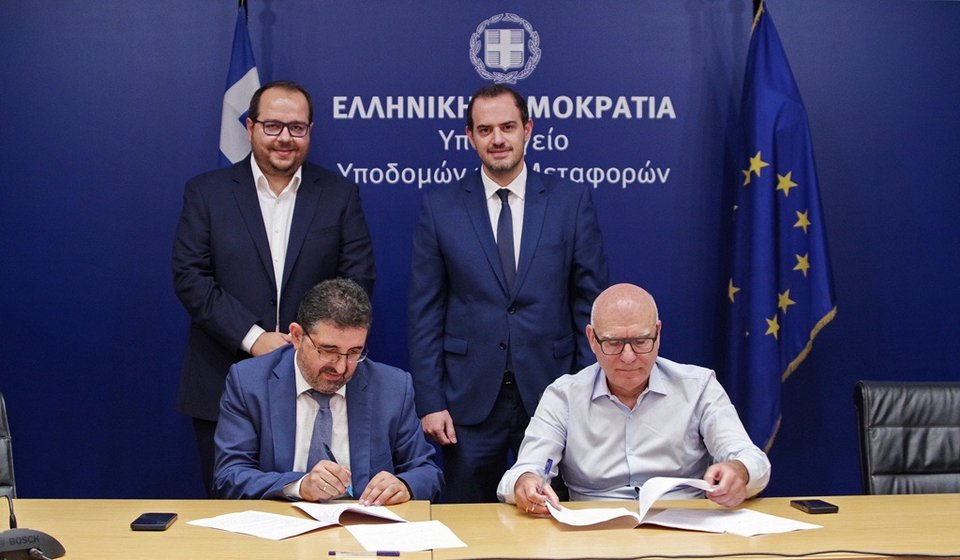 Στιγμιότυπο από την υπογραφή της σύμβασης για την αναβάθμιση της γέφυρας Πουλόπουλου / Υπουργείο Υποδομών και Μεταφορών