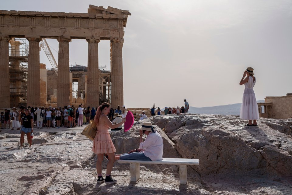 Ωστόσο, ειδικοί στην οικιακή φροντίδα επισημαίνουν ότι υπάρχουν αρκετές απλές και οικονομικές λύσεις που μπορούν να μειώσουν αισθητά τη θερμοκρασία στους εσωτερικούς χώρους, χρησιμοποιώντας αντικείμενα που υπάρχουν ήδη στα περισσότερα σπίτια / ΑΡ