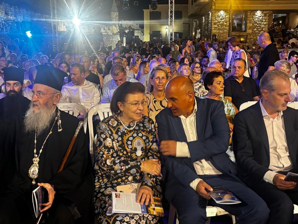 Η Υπουργός Πολιτισμού με τον Μητροπολίτη Ναυπάκτου και Αγ. Βλασίου κ.κ. Ιερόθεο και τον Δήμαρχο Ναυπακτίας Βασίλειο Γκίζα