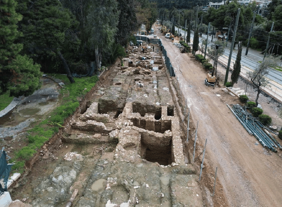 Θέση ευρήματος σε σχέση με τον οδικό άξονα της Λεωφ. Βασιλίσσης Όλγας