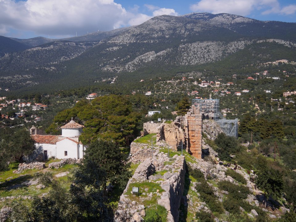 Ο Κιθαιρώνας, το βουνό που καίγεται εδώ και τέσσερις ημέρες στα σύνορα Βοιωτίας και Αττικής, είναι ένας από τους πυκνότερους μυθολογικούς τόπους της αρχαιότητας, ένα βουνό όπου η ελληνική παράδοση τοποθέτησε δεκάδες από τις πιο σκοτεινές και βίαιες ιστορίες της / WIKIPEDIA