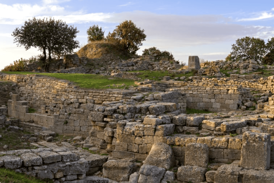 Από τα τέλη του '80 μέχρι τα τέλη της δεκαετίας του 2000, περισσότεροι από 350 επιστήμονες και τεχνικοί από σχεδόν 20 χώρες συνεργάστηκαν στις ανασκαφές του χώρου στη βορειοδυτική Τουρκία, μιας πόλης που ξεκίνησε ως οχυρό της Πρώιμης Εποχής του Χαλκού την τρίτη προχριστιανική χιλιετία και κατέληξε βυζαντινός οικισμός, εγκαταλελειμμένος από το 1350 μ.Χ. / WIKIPEDIA