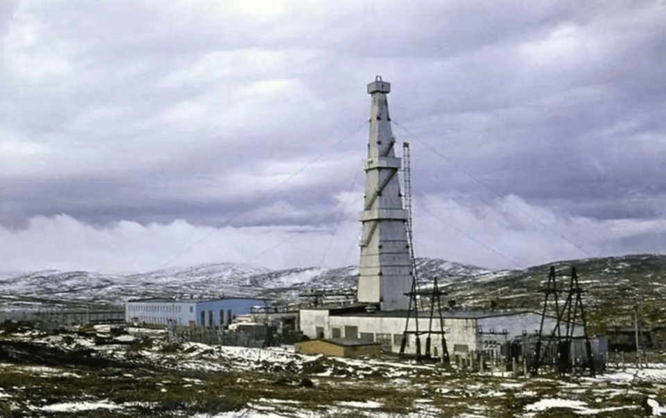 Το βάθος αυτό ξεπερνούσε κατά περίπου 20.000 πόδια οποιαδήποτε άλλη ανθρώπινη γεώτρηση και απαιτούσε περισσότερες από δύο δεκαετίες εργασίας / WIKIPEDIA