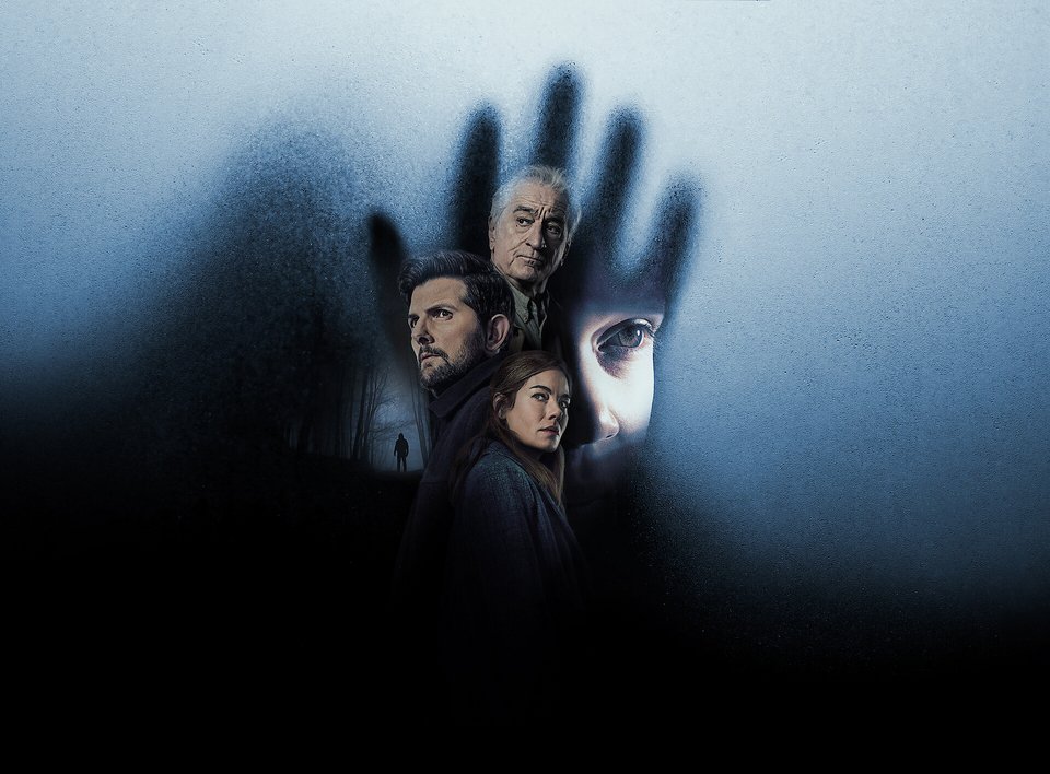 Το «The Whisper Man» ποντάρει ιδιαίτερα στην ατμόσφαιρα. Η ήσυχη πόλη, το παιδικό τραγούδι και η εικόνα ενός δολοφόνου που εμφανίζεται μέσα από ψιθύρους και χτυπήματα στα παράθυρα δημιουργούν ένα σκηνικό όπου ο καθημερινός χώρος αποκτά κάτι απειλητικό / IMDB