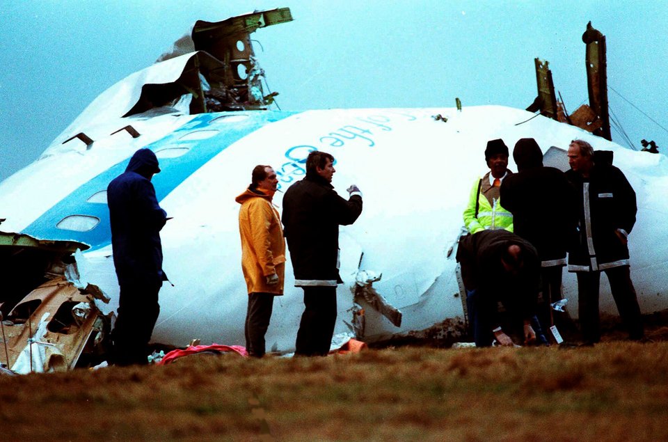 Ερευνητές στα συντρίμμια της πτήσης 103 της Pan Am σε ένα χωράφι κοντά στην πόλη Λόκερμπι της Σκωτίας (AP Photo/Martin Cleaver, αρχείο) 