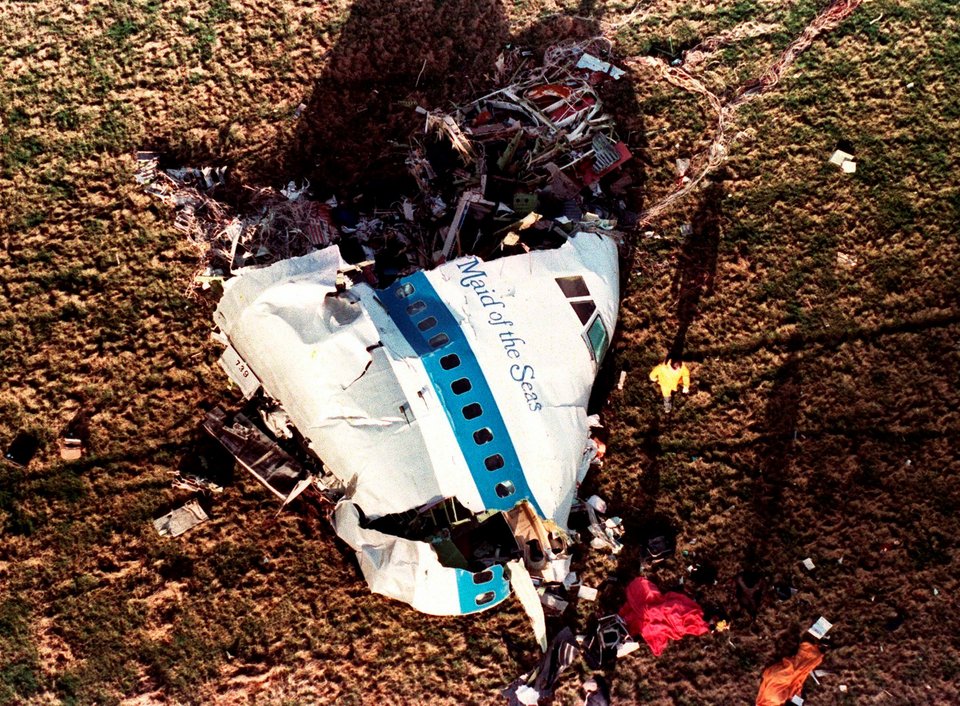 Φωτογραφία αρχείου της 22ας Δεκεμβρίου 1988: Το τμήμα της μύτης του Boeing της Pan Am, σε χωράφι έξω από το Λόκερμπι της Σκωτίας (AP Photo/Martin Cleaver, αρχείο)
