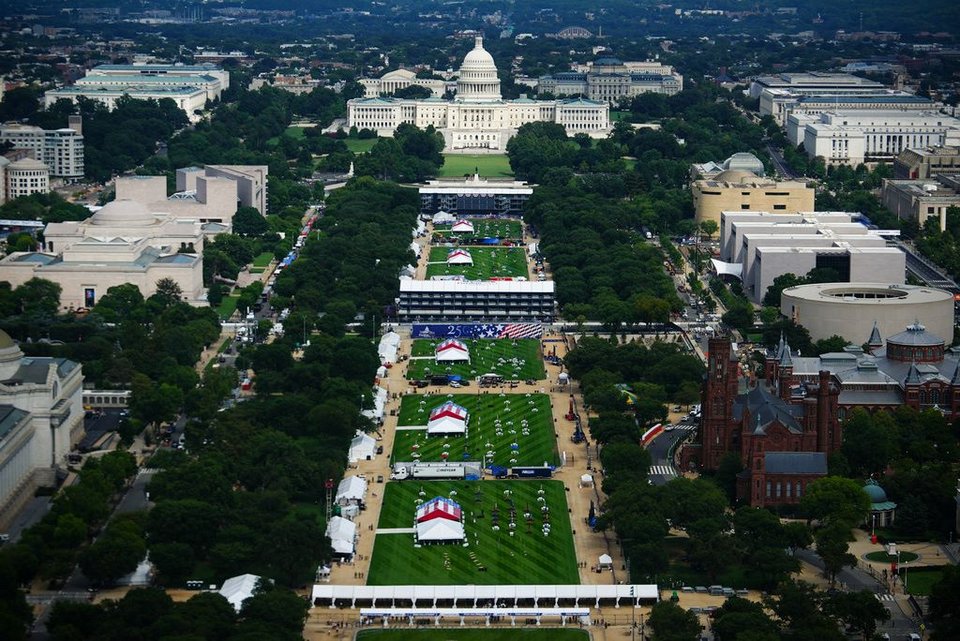 Πυρετώδεις προετοιμασίες στο National Mall της Ουάσιγκτον ενόψει του Grand Prix Freedom 250, 21 Αυγούστου 2026 (AP Photo/Julia Demaree Nikhinson)