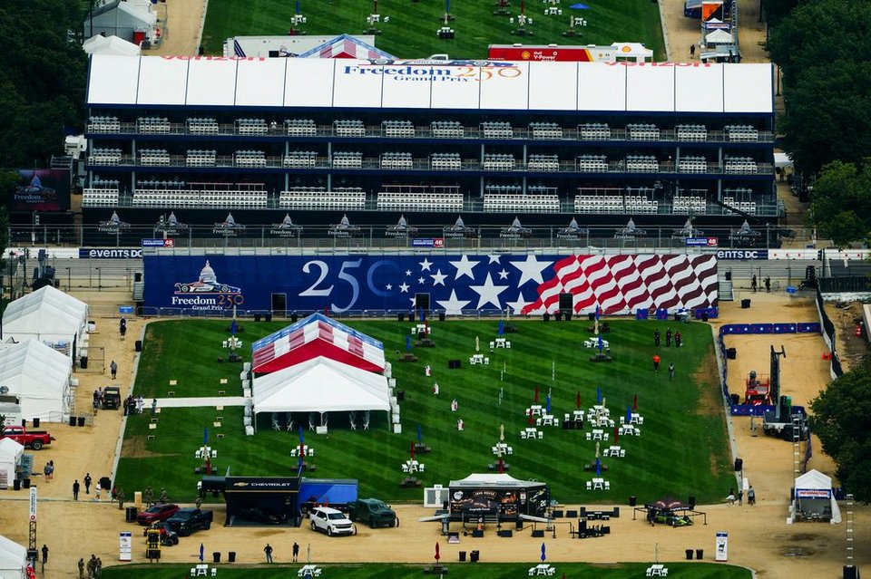 Πυρετώδεις προετοιμασίες στο National Mall της Ουάσιγκτον ενόψει του Grand Prix Freedom 250, 21 Αυγούστου 2026 (AP Photo/Julia Demaree Nikhinson)