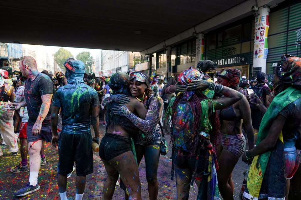 Συμμετέχοντες στο J'Ouvert, την εναρκτήρια εκδήλωση του Καρναβαλιού του Νότινγκ Χιλ, στο Λονδίνο, την Κυριακή 30 Αυγούστου 2026. Φωτογραφία AP/Alberto Pezzali)