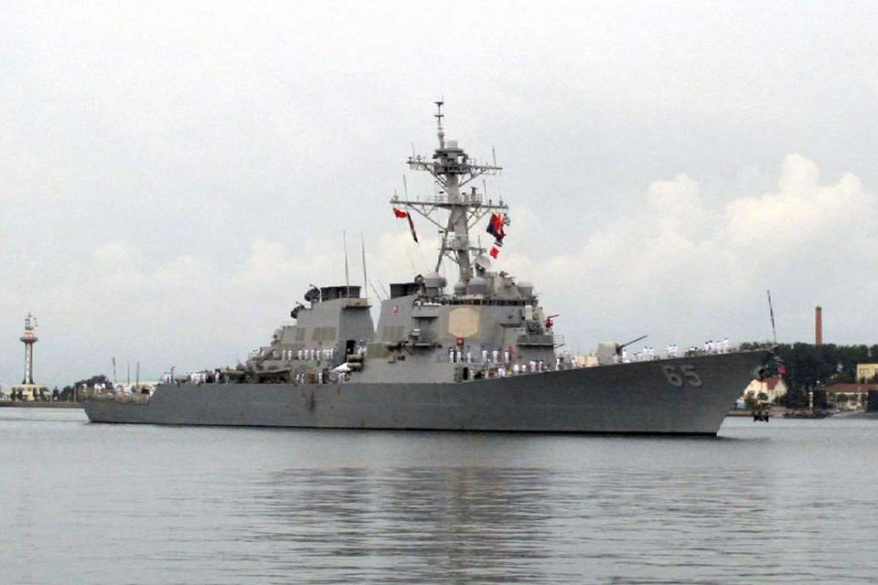 Φωτογραφία αρχείου: Το αντιτορπιλικό USS Benfold στο λιμάνι του Τσινγκτάο της Κίνας το 2016 (AP Photo / Borg Wong, Αρχείο)