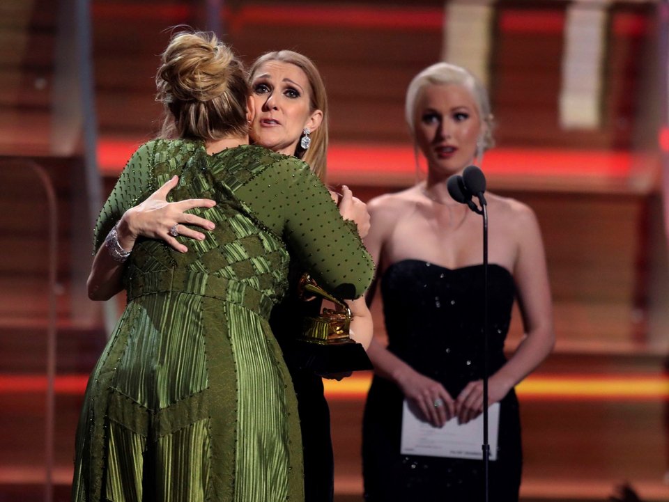 Τον Φεβρουάριο του 2017, όταν η Adele άρχισε να λάμπει στο παγκόσμιο μουσικό στερέωμα,  κατά την 59η τελετή απονομής των Βραβείων Grammy, παρέλαβε από τη Ντιόν το Βραβείο για το «Τραγούδι της Χρονιάς», χάρη στο εμβληματικό «Hello» -  (Photo by Matt Sayles/Invision/AP) 