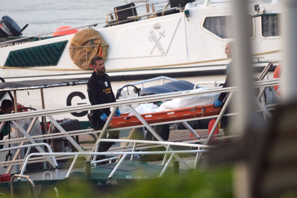 Αστυνομικοί της Guardia Civil μεταφέρουν τη σορό ενός μετανάστη στον ισπανικό θύλακα της Θέουτα, Σάββατο, 1 Αυγούστου 2026. (AP Photo/Antonio Sempere)