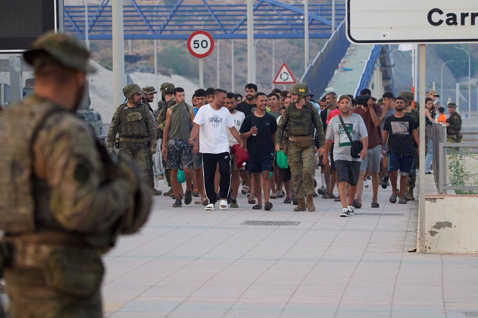 Ισπανοί στρατιώτες συνοδεύουν πίσω στο Μαρόκο μετανάστες που πέρασαν στην Θέουτα, Σάββατο 1 Αυγούστου 2026. (AP Photo/Antonio Sempere)