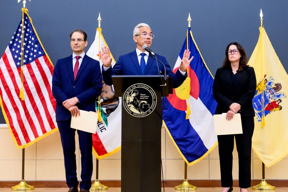 Ο γενικός εισαγγελέας της Καλιφόρνιας, Ρομπ Μπόντα, δίνει συνέντευξη Τύπου την πρώτη ημέρα της δίκης κατά της ΜΕΤΑ, Τρίτη 18 Αυγούστου 2026, Όκλαντ, Καλιφόρνια. Πίσω του, ο γενικός εισαγγελέας του Κολοράντο, Φίλιπ Γουάιζερ, και η γενική εισαγγελέας του Νιου Τζέρσεϊ, Τζένιφερ Ντέιβενπορτ (AP Photo/Noah Berger)