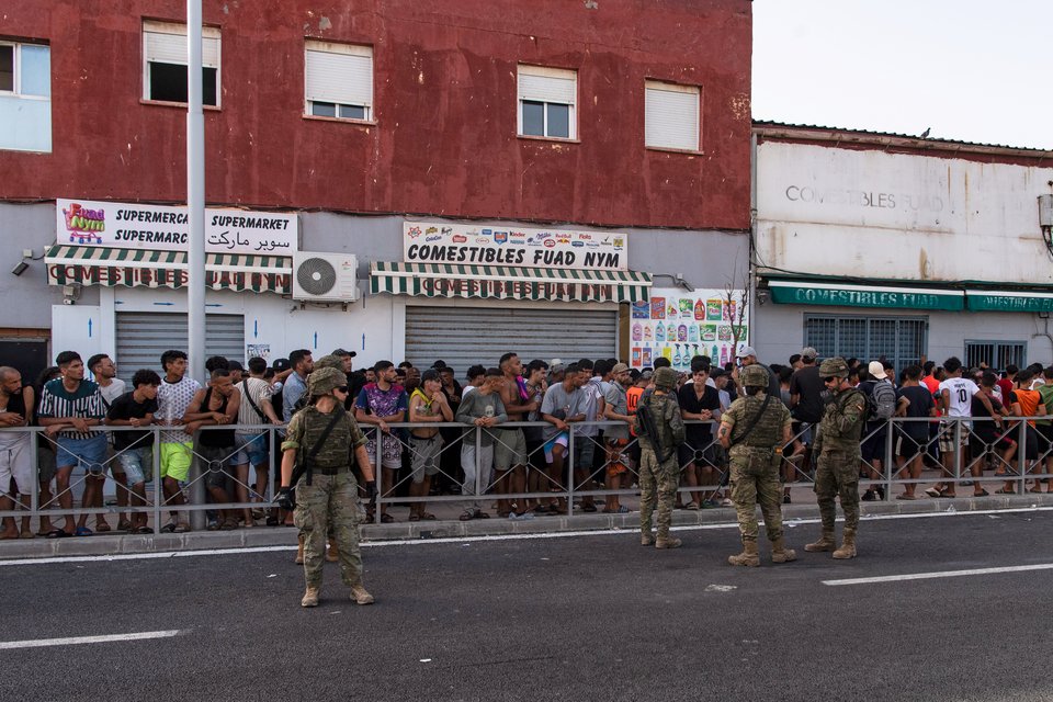 Μετανάστες περιμένουν να ανοίξει ένα κατάστημα για να αγοράσουν τρόφιμα στην Θέουτα, Παρασκευή 31 Ιουλίου 2026. (AP Photo/Antonio Sempere)