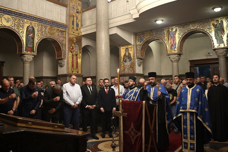 Ο ηγέτης των Σέρβων της Βοσνίας Μίλοραντ Ντόντικ (με λευκό πουκάμισο) σε επιμνημόσυνη δέηση για τον Ράτκο Μλάντιτς, στη Μπάνια Λούκα της Βοσνίας-Ερζεγοβίνης, Πέμπτη 27 Αυγούστου 2026. (AP Photo/Radivoje Pavicic)
