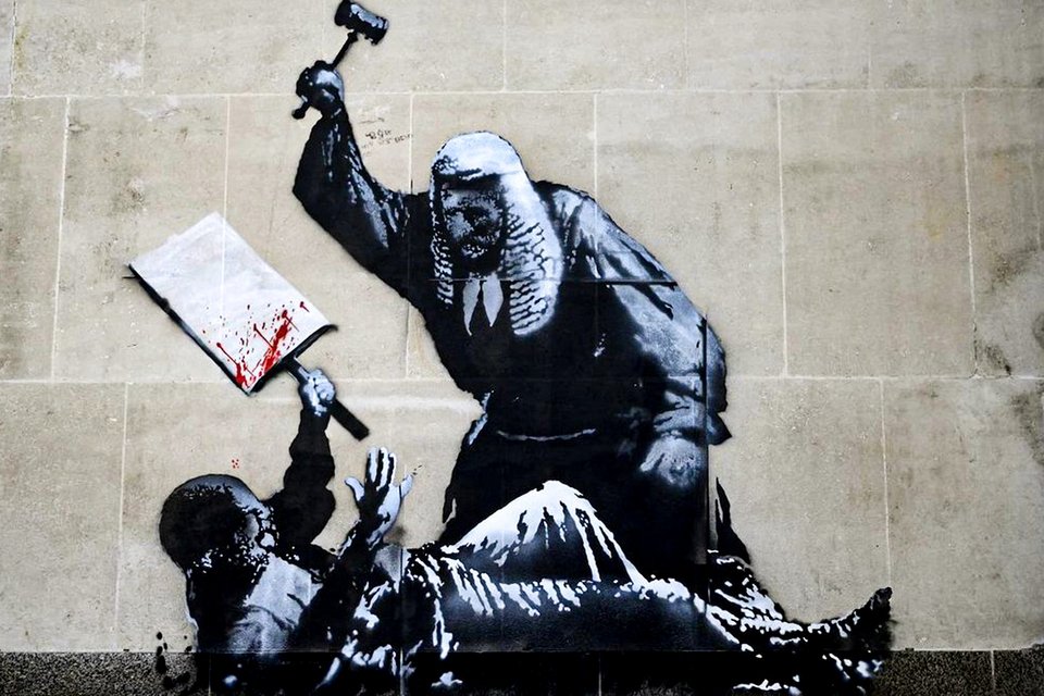 Όταν ο Banksy πρωτοεμφανίστηκε με τα σπρέι του στο Μπρίστολ στις αρχές της δεκαετίας του 1990, ήταν απλώς ένας ακόμη καλλιτέχνης του δρόμου που χρησιμοποιούσε ψευδώνυμο για να αποφύγει νομικά προβλήματα / WIKIPEDIA